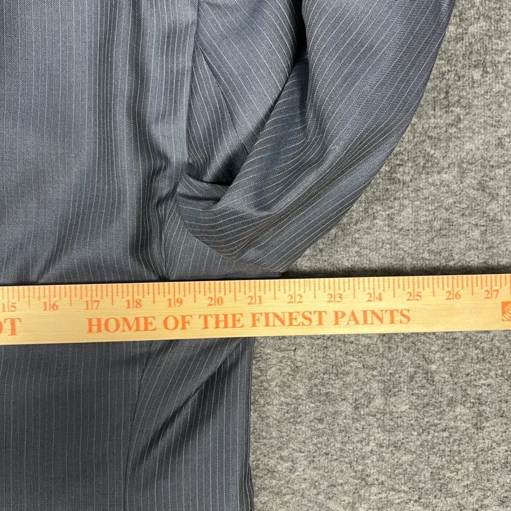 Jos A Bank 2 Piece Suit Mens 44S Pleated Pants 34x29 Grey Silk Blend Pinstripe